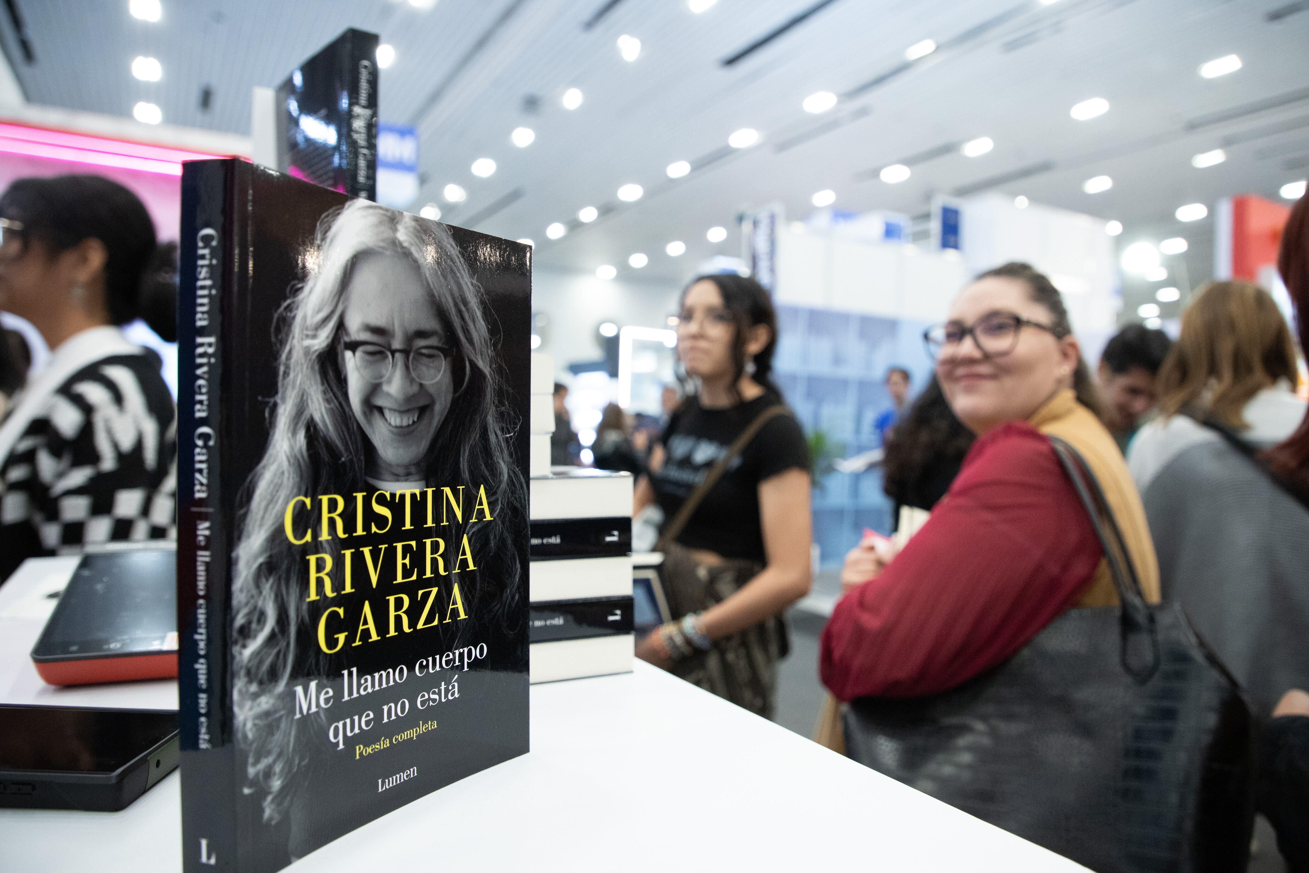 Seguidores de Cristina River Garza hacen una linea para la firma de su nuevo libro. 