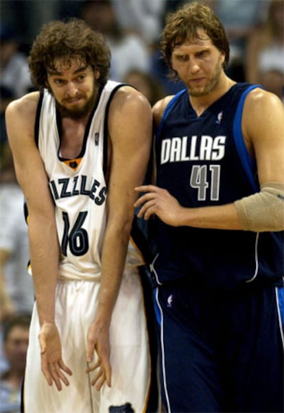 El jugador español de los Grizzles de Memphis, Pau Gasol (izda.), reacciona tras una falta adjudicada, mientras que el alemán Dirk Nowitzki (dcha.) de los Mavericks de Dallas pasa por su lado.