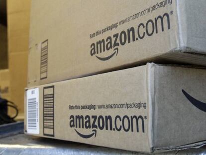 Paquetes preparados en un almacén de Amazon.