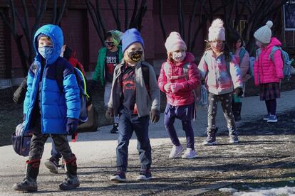 Alumnos camino de su colegio en Chicago el 1 de marzo, en su primer día de educación presencial. 