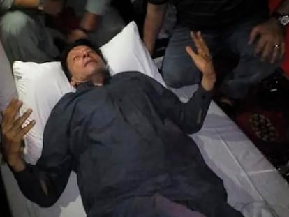 El ex primer ministro paquistaní Imran Khan, tumbado en una camilla tras ser herido en una pierna por disparos, este jueves en Wazirabad.
