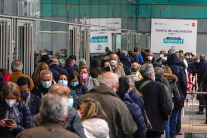 Una de las colas que ha habido esta mañana en el pabellón de Wizink Center para la vacunación masiva de AstraZeneca. 