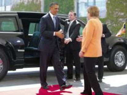 La canciller alemana, Angela Merkel (dcha), da la bienvenida al presidente estadounidense, Barack Obama (c), a su llegada a la Cancillería en Berlín, hace un mes. EFE/Archivo