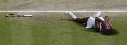 Serena Williams celebra en el suelo la victoria ante Radwanksa
