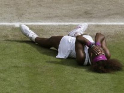 Serena Williams celebra en el suelo la victoria ante Radwanksa