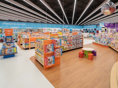 El interior de una tienda Toys "R" Us, con las zonas de juego para probar juguetes en una imagen de archivo.