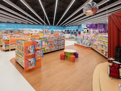 Imagen del interior de una tienda Toys "R" Us, con las zonas de juego para probar juguetes.