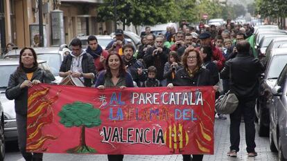 Familias del colegio Pare Català en un pasacalles celebrado el viernes pasado en Benimaclet.