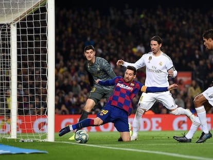 Messi trata de impedir que salga la pelota en el área del Real Madrid.