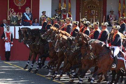 Efectivos de la Guardia Civil desfilan a caballo en el día de la fiesta nacional. 