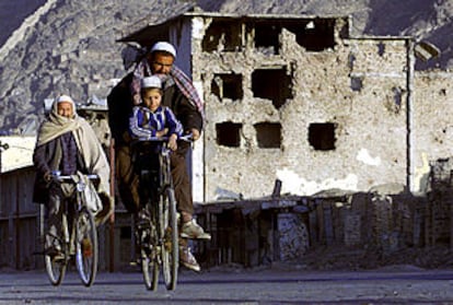 Ciudadanos de Kabul atravesaban la ciudad en bicicleta ayer.