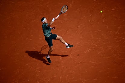 Casper Ruud devuelve una bola a Rafael Nadal. Nadal es el tenista masculino con más títulos de Grand Slam de la historia, con 22 trofeos, dos más que Federer y Djokovic. Ahí deja de momento el listón para el futuro, después de competir durante dos décadas por elevar la cifra que hoy mide la excelencia en este deporte. El listón absoluto en era open, sigue más arriba, en los 23 títulos que ha logrado hasta ahora Serena Williams.