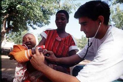 Un miembro de Médicos sin Fronteras trabaja con niños en Mozambique.