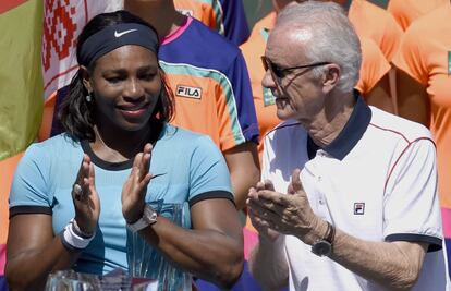 Serena Williams (i) junto a Raymond Moore, director de Indian Wells.