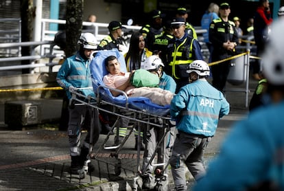 Un hombre herido es transportado en una camilla tras el accidente ocurrido en el Metrocable de Medellín.