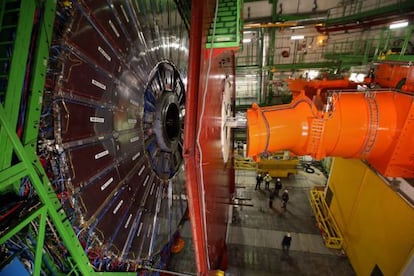 Vista lateral de l'experiment CMS, un dels més grans del CERN.