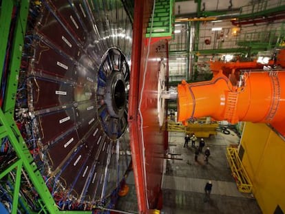 Vista lateral del experimento CMS, uno de los mayores del CERN.