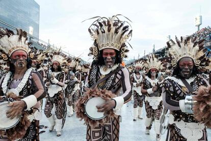 Varios miembros de la escuela de samba Beija-Flor actúan en el sambódromo durante la primera jornada del Carnaval de Río de Janeiro (Brasil).