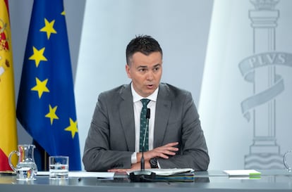 El ministro de Industria, Comercio y Turismo, Héctor Gómez, durante una rueda de prensa posterior al Consejo de Ministros, en el Palacio de La Moncloa, a 4 de julio de 2023, en Madrid (España).