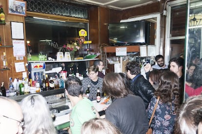 Desde que se comunicara oficialmente el cierre de El Palentino, han sido habituales los llenos y las colas a la puerta del local. Los 'parroquianos' habituales del bar han acudido para tomar esa última caña y despedir a uno de los últimos bares clásicos malasañeros, tras los recientes cierres del Prado y el Lozano.