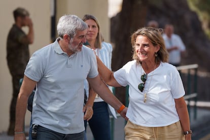 La ministra para la Transición Ecológica en funciones, Teresa Ribera, y el presidente del Gobierno de Canarias, Fernando Clavijo, en su primera reunión en el Puesto de Mando Avanzado de Arafo, este miércoles.