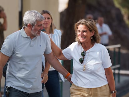 La ministra para la Transición Ecológica en funciones, Teresa Ribera, y el presidente del Gobierno de Canarias, Fernando Clavijo, en su primera reunión en el Puesto de Mando Avanzado de Arafo, este miércoles.