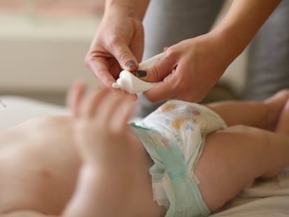 Estas cremas crean una barrera cutánea y protegen la piel de los bebés de sarpullidos o picores.GETTY IMAGES.