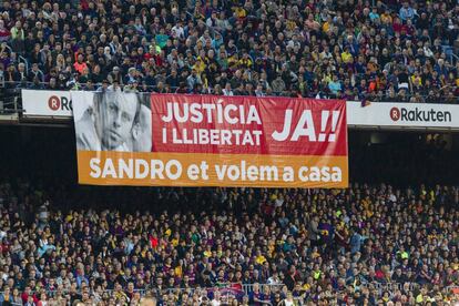 Pancarta de apoyo a Sandro Rosell, expresidente del Barcelona en prisión preventiva desde hace casi un año por blanqueo de capitales y cobro ilegal de comisiones.