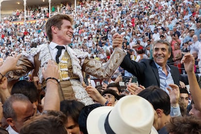 Borja Jiménez y Victorino Martín, a hombros de la multitud.