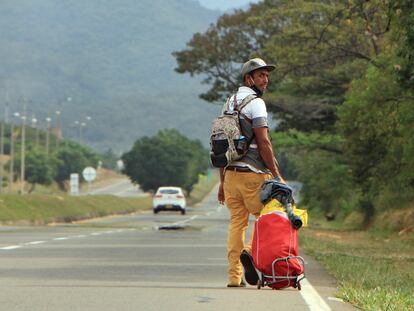 Ciudadano venezolano caminan por una autopista cercana a Cúcuta, con el fin de establecerse en Colombia.