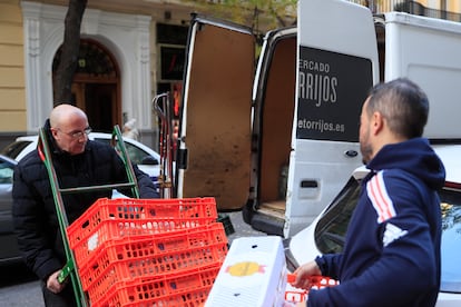 Los comerciantes del Mercado de Torrijos sacan parte del género fresco este miércoles en Madrid.