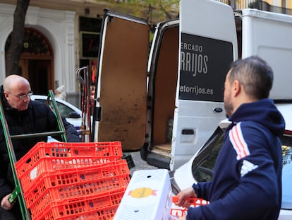 Los comerciantes del Mercado de Torrijos sacan parte del género fresco este miércoles en Madrid.