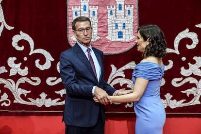 Alberto Núñez Feijóo e Isabel Díaz Ayuso en la toma de posesión de la presidenta de la Comunidad de Madrid el pasado viernes.