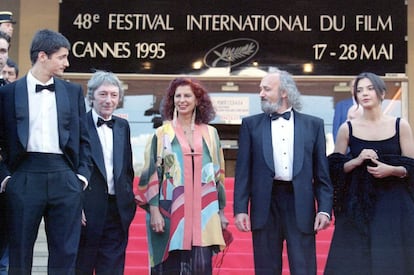 Estreno de la película "Historias del Kronen" en el festival de Cannes (Francia), en mayo de 1995. De izquierda a derecha, Juan Diego Botto, Elías Querejeta, la ministra de Cultura Carmen Alborch, Montxo Armendáriz y la actriz Nuria Prims.