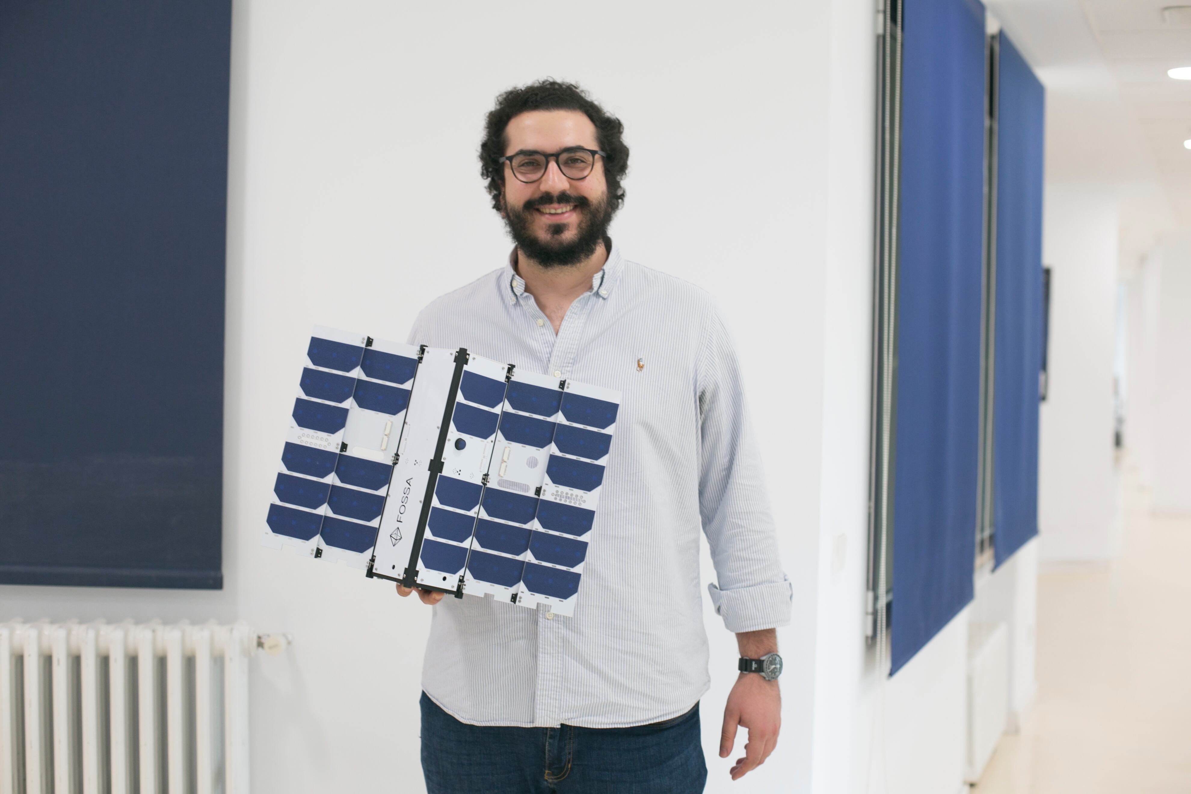 Vicente González, con una maqueta de los satélites que lanza Fossa ahora.