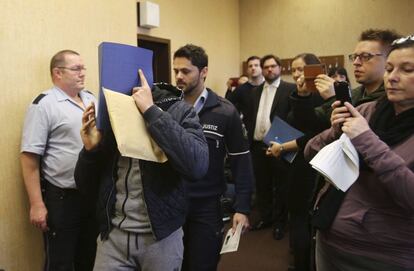 Un acusado se cubre el rostro este miércoles en los juzgados de Colonia (Alemania).
