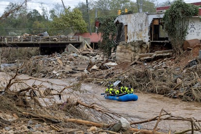 Un equipo de rescate rema por el río Swannanoa para auxiliar a los damnificados del huracán 'Helene'. Al menos se reportan 180 fallecidos por los daños del desastre natural. 