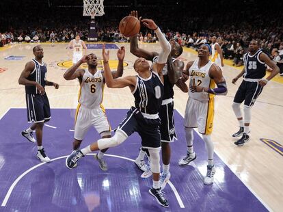 Rusell Westbrook, de los Thunder, persigue la pelota ante los jugadores de los Lakers Earl Clark (izquierda) y Dwight Howard.
