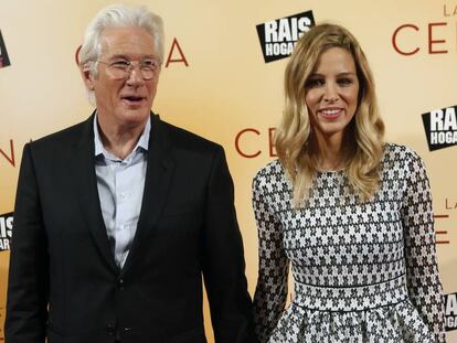 El actor Richard Gere y Alejandra Silva durante el estreno de la película La Cena en Madrid en 2017. 