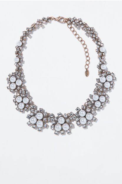 Collar de Zara con pedrería y perlas (17,95 euros).