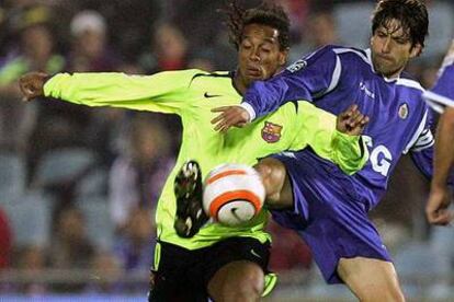 Belenguer se adelanta a Ronaldinho y le arrebata el balón.