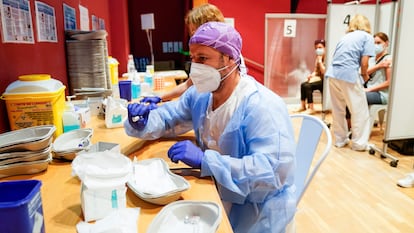 Un trabajador sanitario prepara la primera dosis de la vacuna contra la covid-19 en el Hospital Severo Ochoa de Leganés, Madrid.