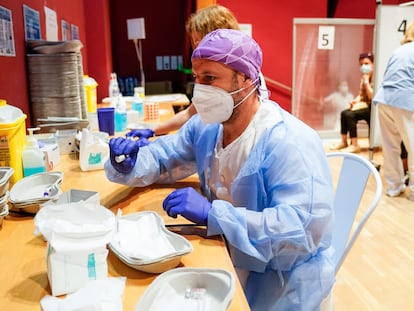 Un trabajador sanitario prepara la primera dosis de la vacuna contra la covid-19 en el Hospital Severo Ochoa de Leganés, Madrid.