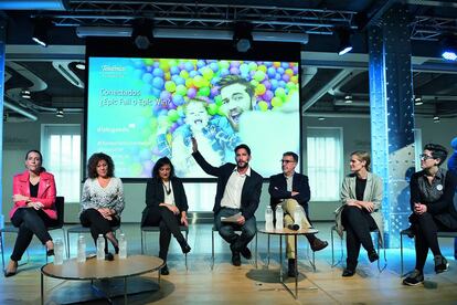 A través del proyecto Dialogando, Movistar forma y crea contenido sobre el uso responsable de Internet y la tecnología. Izquierda, una de sus últimas jornadas.