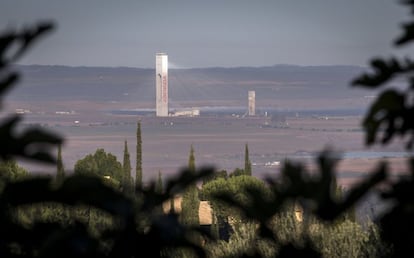 Una de las torres de la plataforma solar Solúcar de Abengoa.