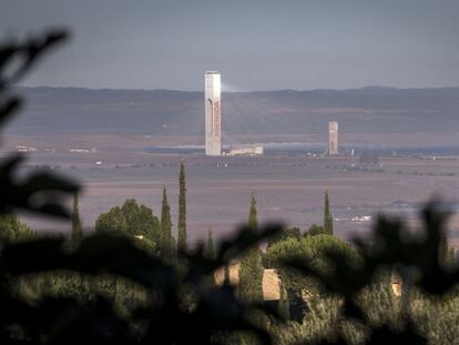 Una de las torres de la plataforma solar Solúcar de Abengoa.