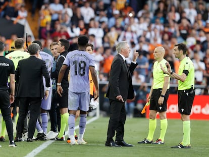 Los árbitros hablan con Ancelotti tras la trifulca que terminó con la expulsión de Vinicius.