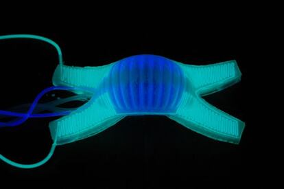 El robot cambia de color o diseño igual que en la naturaleza hacen camaleones o pulpos. En la imagen, con quimioluminiscencia.
S.MORIN.