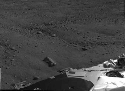 Imagen tomada por la <i>Phoenix</i> en la zona de Marte en la que ha descendido.