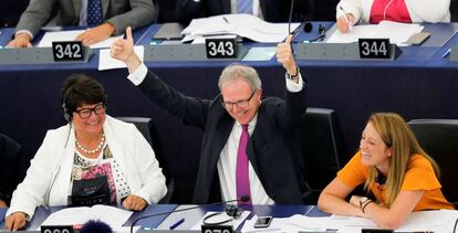 El democristiano alemán Axel Voss, ponente de la reforma del copyright, ayer, celebrando la victoria de su propuesta en el Europarlamento, en Estrasburgo.